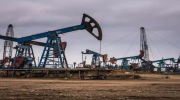 انخفاض أسعار النفط إلى 61 دولارًا يعيد تسليط الضوء على خطر فائض الإمدادات وأثره على سوق الطاقة العالمية 1